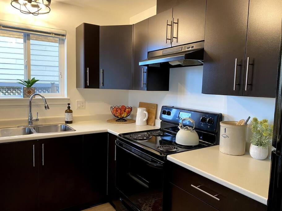 ויקטוריה Cozy Lakeview Suite מראה חיצוני תמונה
