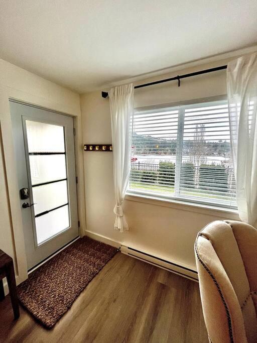 ויקטוריה Cozy Lakeview Suite מראה חיצוני תמונה